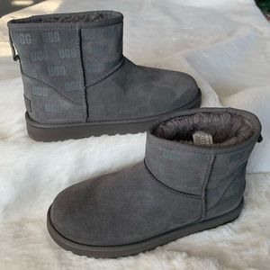 UGG CLASSIC MINI UGG LOGO BOOT